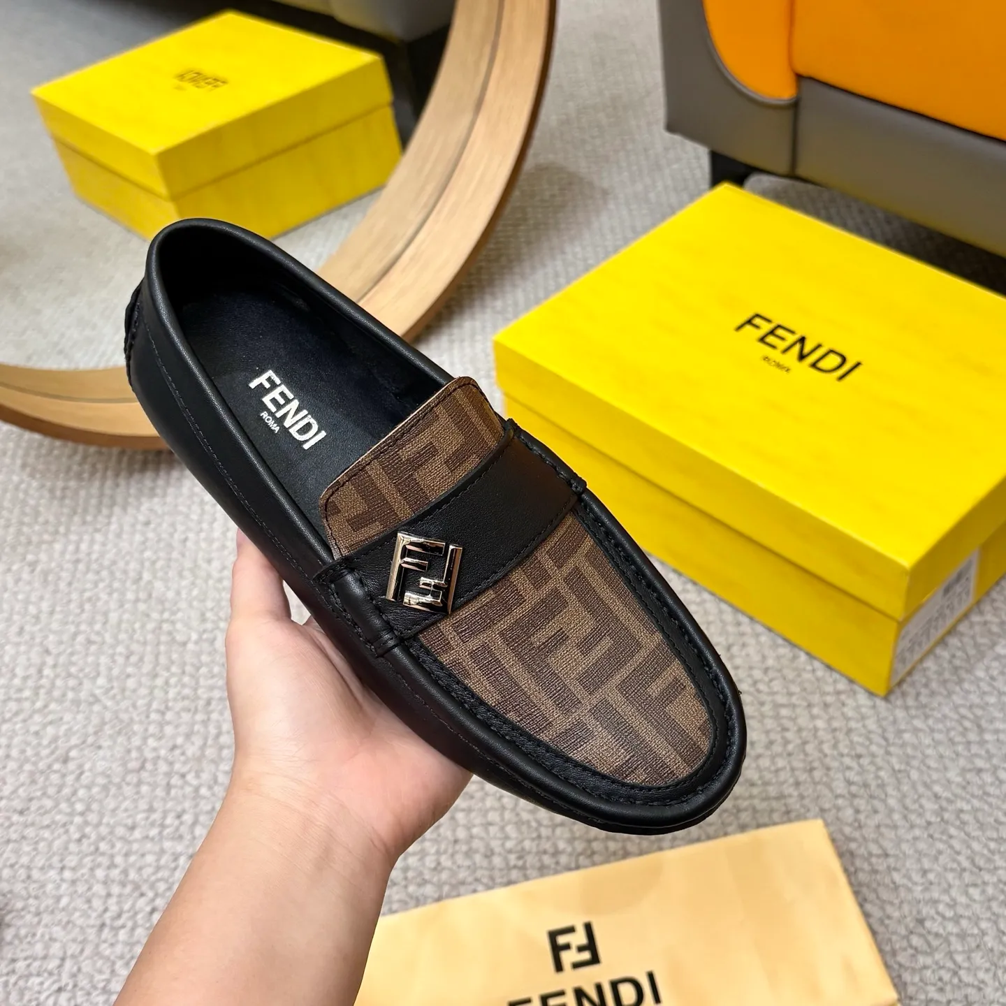 Men's shoes 💰420 [FENDI Fendi] 2⃣️0⃣️2⃣️5️⃣New Milan men's fashion lazy catwalk style ✅ fashionable casual beanie shoes, imported calfskin fabric, super smooth texture, sweat-absorbent and breathable, (sheepskin lining). Metal LOGO on the shoe body, Medusa avatar, irregular avatar, high-end craftsmanship logo✅ French Loft set foot design style 👟Low-key and elegant, great on-foot effect... Men's shoe size: 38-46 (4-12)